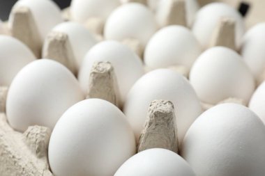 Yumurta kutusunda çiğ tavuk yumurtası, yakın plan.