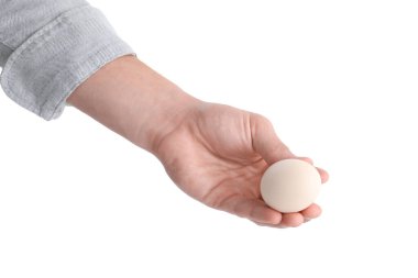 Beyaz arka planda çiğ tavuk yumurtası olan adam, yakın plan.