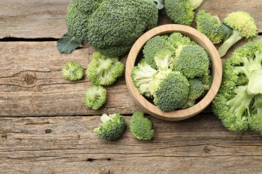 Tahta masadaki kasede taze yeşil brokoli, düz. Metin için boşluk