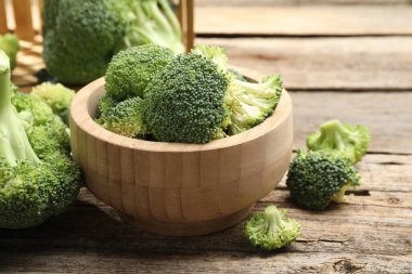 Taze yeşil brokoli kasede, ahşap masada, yakın plan.