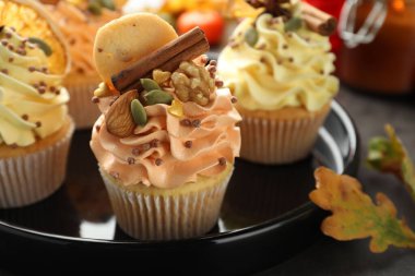 Gri masadaki fındıklı, kurabiyeli ve baharatlı enfes kekler, yakın plan. Sonbahar atmosferi