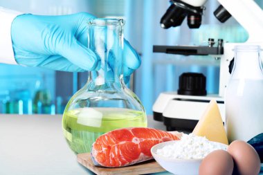 Yemek analizi. Laboratuvar çalışanı taze ürünlerin kalitesini inceliyor.