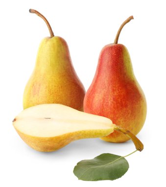 Beyaz üzerine izole edilmiş tatlı armutlar. Tam ve yarım.