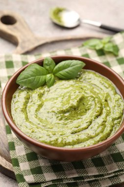 Fesleğen yapraklı taze pesto sosu. Masada, yakın plan.