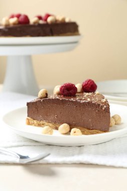 Fındıklı ve ahudududulu lezzetli çikolatalı kek, yakın plan.