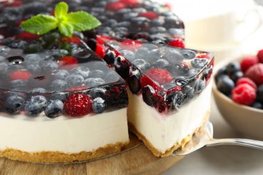 Sofrada böğürtlenli leziz bir cheesecake alıyorum.