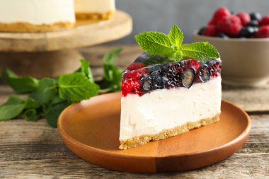 Böğürtlenli ve nane şekerli nefis bir cheesecake.