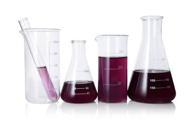 beyaz izole renkli sıvı ile farklı Laboratuar kapkacakları