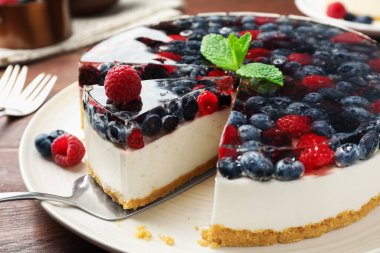 Tahta masada böğürtlenli leziz bir cheesecake alıyorum.