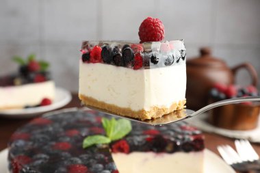 Pasta servisi, lezzetli bir parça çilekli kek, yakın plan.