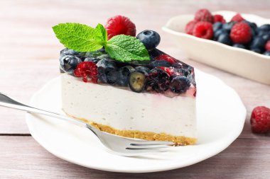 Böğürtlenli, naneli ve çatallı nefis bir cheesecake.