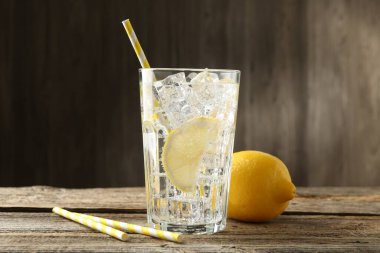 Tahta masada limonlu, buzlu ve meyveli taze su.