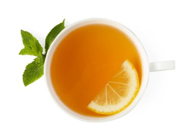 Limonlu aromatik çay ve beyaz üzerine izole edilmiş nane şekeri.