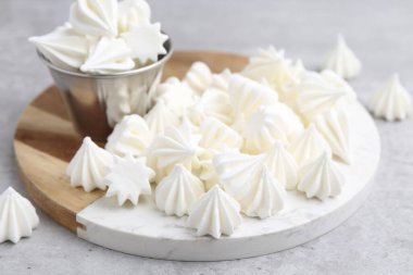 Gri masada leziz kurabiyeler, yakın plan.