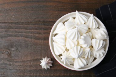 Tahta masadaki kasede nefis kremalı kurabiyeler, üst manzara. Metin için boşluk