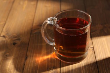 Ahşap masada fincanda siyah çay, yakın plan. Metin için boşluk