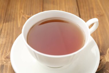 Ahşap masada bir fincan siyah çay, yakın plan.