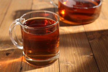 Ahşap masada fincanda siyah çay, yakın plan.