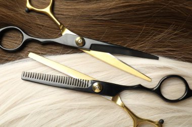 Farklı renklerde güzel saçlar üzerinde makas, üst görünüm.