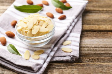 Taze badem gevrekleri ve ahşap masada fındıklar, yakın plan. Metin için boşluk