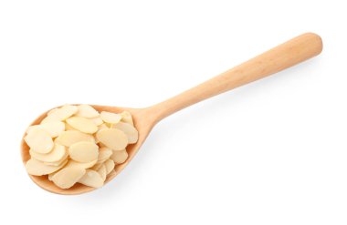 Kaşık içindeki taze badem taneleri beyaza izole edilmiş, üst manzara