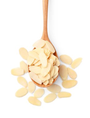 Kaşık içindeki taze badem taneleri beyaza izole edilmiş, üst manzara