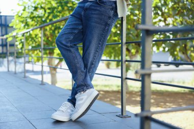 Güneşli bir günde şık kotlu bir adam açık havada, yakın plan.