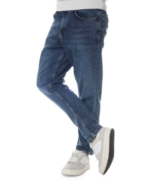 Beyaz arka planda şık kotlu adam, yakın plan.