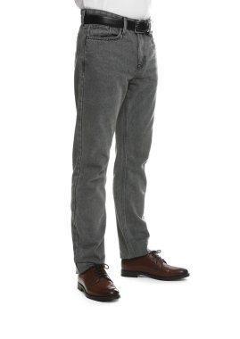 Beyaz arka planda şık kotlu adam, yakın plan.