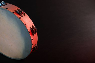 Tef siyah arkaplanda renk ışığı, yakın plan