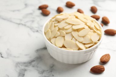 Taze badem gevrekleri ve beyaz mermer masada fındıklar, yakın plan. Metin için boşluk