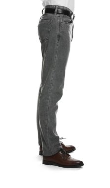 Beyaz arka planda şık kotlu adam, yakın plan.