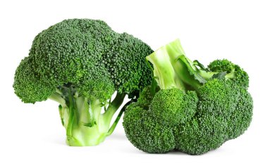 Beyaza izole edilmiş taze yeşil brokoli. Sebze