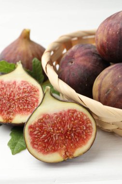 Beyaz masada bütün incirleri kes, yakın plan.