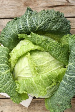 Taze taze Savoy lahanası ahşap masada, üst manzara