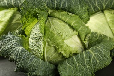 Taze Savoy lahanaları karanlık masada, yakın plan.