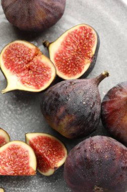 Gri masa üzerinde tüm incirleri kes, düz uzan