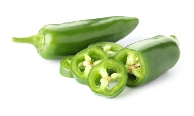 Tam ve dilimlenmiş yeşil biberler beyaza izole edilmiş.