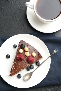 Fındıklı, böğürtlenli ve siyah masadaki çayla çikolatalı kek.