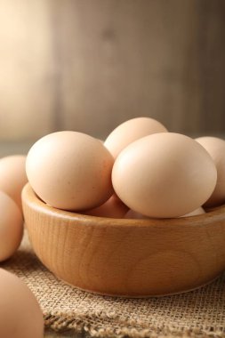 Tabakta çiğ tavuk yumurtası, yakın plan.