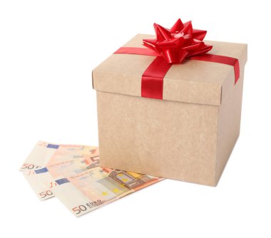 Hediye kutusu ve avro banknotları beyaza izole edilmiş