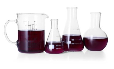 beyaz izole renkli sıvı ile farklı Laboratuar kapkacakları