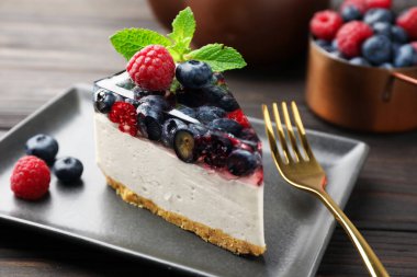 Böğürtlenli, naneli ve çatallı nefis bir cheesecake.