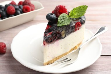 Böğürtlenli, naneli ve çatallı nefis bir cheesecake.