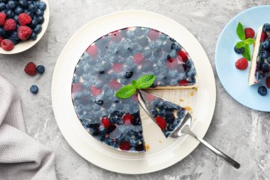 Gri desenli masada böğürtlenli leziz bir cheesecake alıyorum.