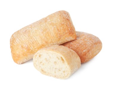 Beyaz üzerine izole edilmiş taze pişmiş ciabatalar.