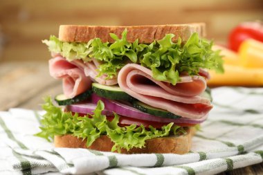 Jambonlu ve sebzeli lezzetli sandviç, yakın plan.