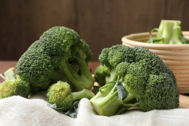 Masada taze çiğ brokoli, yakın çekim görüntüsü.