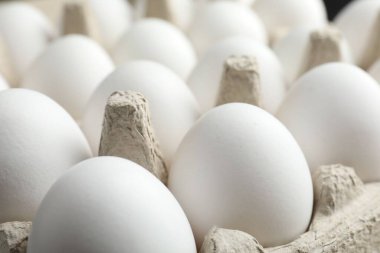 Yumurta kutusunda çiğ tavuk yumurtası, yakın plan.