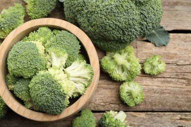 Tahta masadaki kasede taze yeşil brokoli, düz. Metin için boşluk